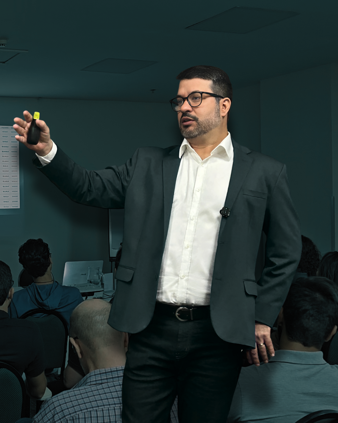 Luciano G. Mangueira palestrando para uma audiência.